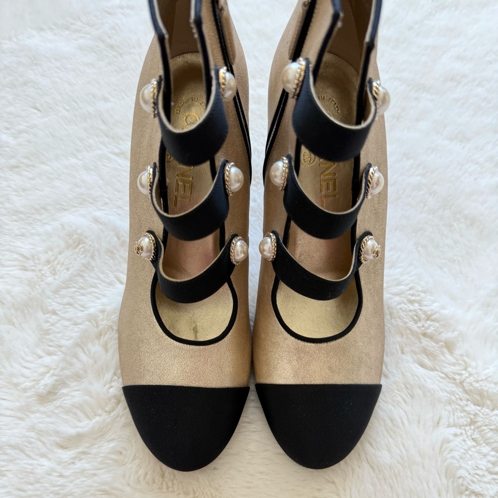 NEW!! Chanel 2018 Gold Toe Leather Pearl Button Boots Heels 38 EU Retail 1400$ - Picture 4 of 11